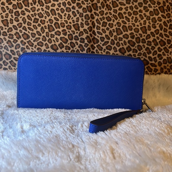 MICHAEL KORS SAFFIANO LEATHER ZIP AROUND WALLET IN ROYAL BLUE w/SILVER HARDWARE - Picture 3 of 8